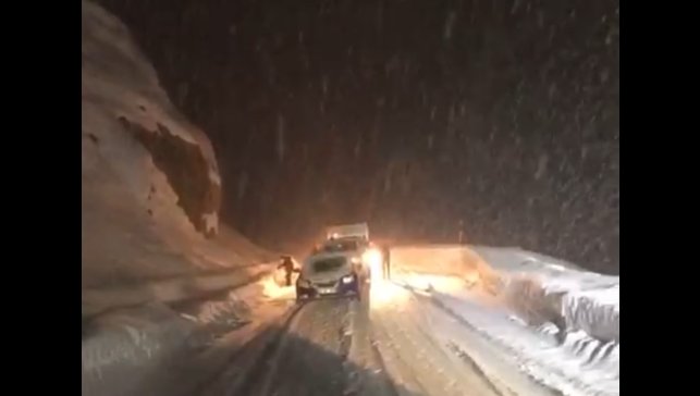 Yüksekova'da kar ve tipi ulaşımı aksattı: Fırtınaya rağmen namazını kıldı