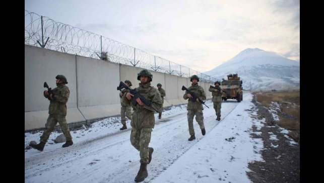 Eksi 20 derecede yılbaşı nöbeti: Ağrı Dağı eteklerinde Mehmetçiğin vatan görevi
