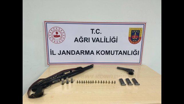 Diyadin'de bir evde ruhsatsız silah ve fişek ele geçirildi