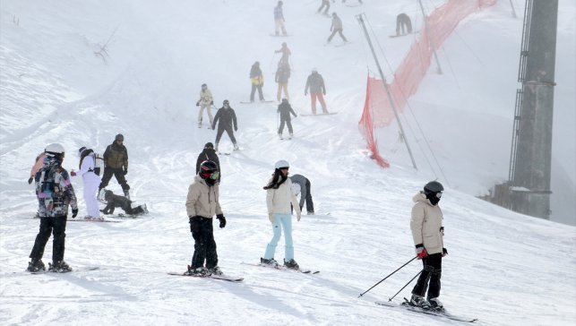 Kayakseverler Palandöken Kayak Merkezi'nde, yeni yılın ilk gününde eğlenceli vakit geçiriyor