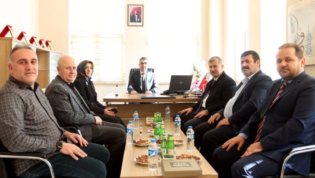 Rektör Gülçin’den Doç. Dr. Metin Çetin’e doçentlik tebriği