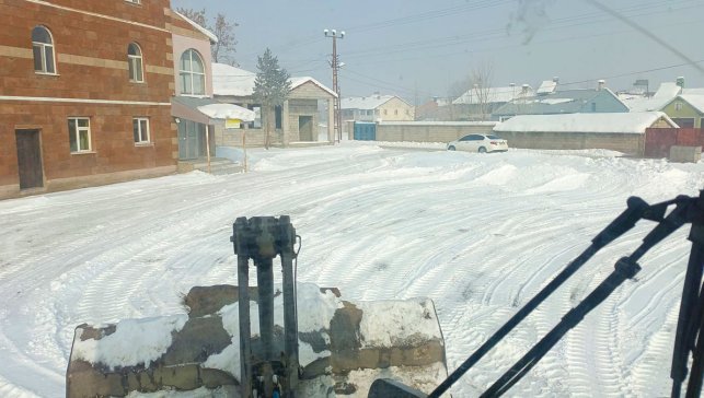 Ağrı Belediyesi’nden taziye evleri çevresinde kar temizleme çalışması