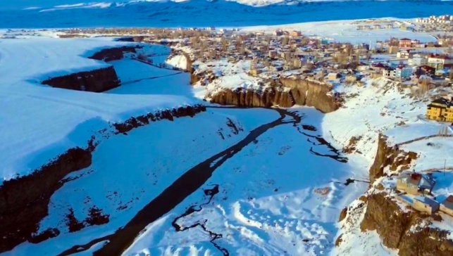 Kar yağışı sonrası kartpostallık manzara: Diyadin’de Murat Kanyonu beyaza büründü
