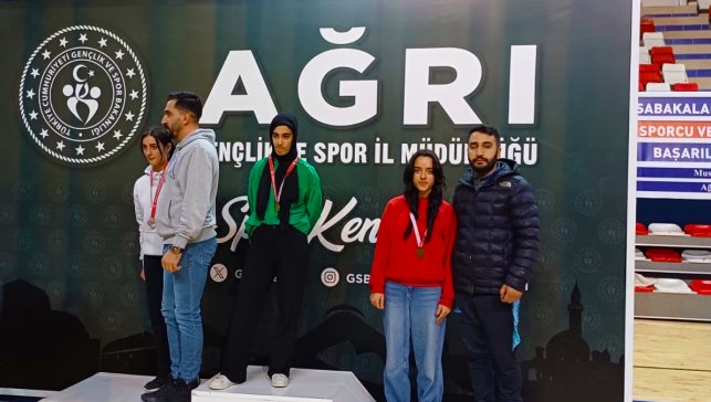 Bilek güreşinde Ağrı il birincisi oldu: Hamur ÇPAL öğrencisi Zehra Adıgüzel bölge yolunda