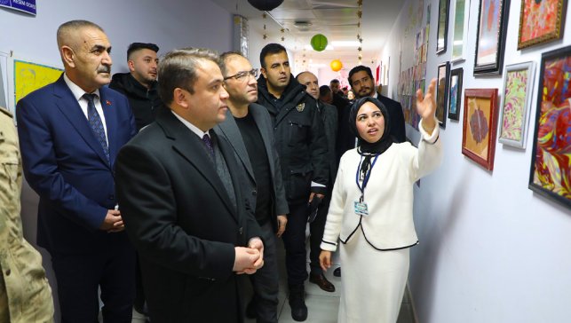 Gençlerin yıl boyu emeği sergiye dönüştü: Eleşkirt Gençlik Merkezi’nde sanat buluşması