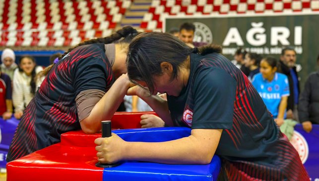 Ağrı’da Okul Sporları Bilek Güreşi’nde 240 genç sporcu kıyasıya mücadele etti