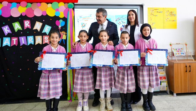 Soğuk Ağrı sabahında yürekleri ısıtan anlar: Bakan Tekin karne sevincine katıldı