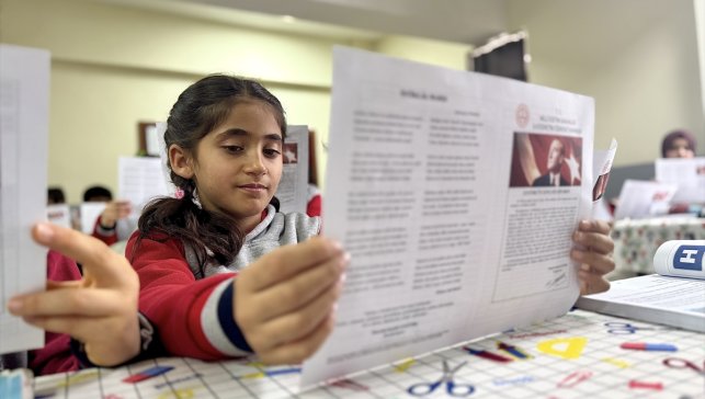 Üç yıl yalnız okuyan Hasret, yeni okulunda arkadaşlarıyla ilk karnesini aldı