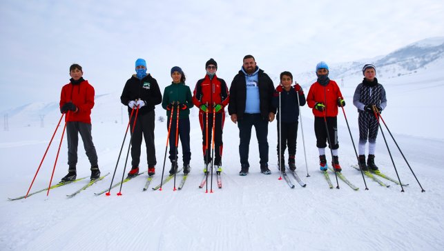 Eksi 15 derecede madalya mesaisi: Bitlisli kayakçılar Erzurum yolunda