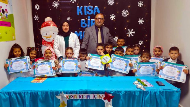 Doğubayazıt’ta minik öğrencilerin karne heyecanı yüzlere yansıdı