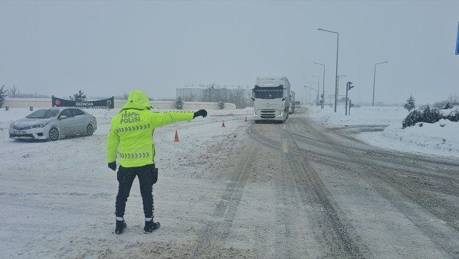 Erzincan'daki kara yollarında kar ve tipi nedeniyle ulaşım güçlükle sağlanıyor