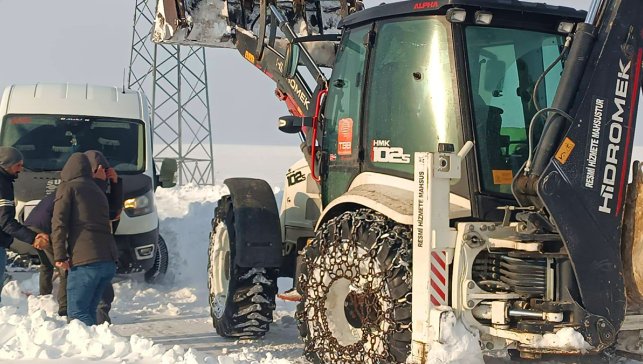 Yoğun kar Taşlıçay’da ulaşımı durdurdu: Mahsur kalan araçlar ekiplerin çalışmasıyla kurtarıldı