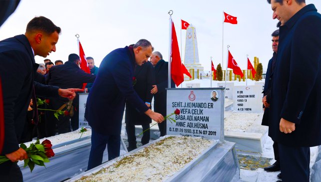 Ağrı Valisi Önder Bozkurt, göreve şehitlik ziyaretiyle başladı