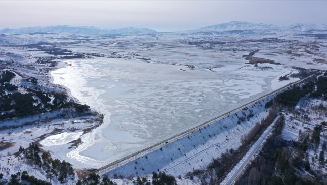 Elazığ'da Cip Barajı soğuk havanın etkisiyle dondu