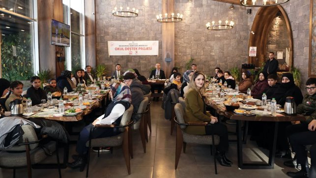 Ağrı Valisi Önder Bozkurt, Okul Destek Projesi’nden yararlanan çocuklar ve aileleriyle buluştu