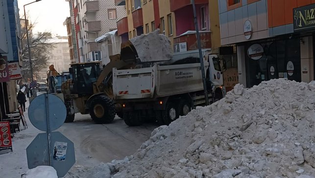 Ağrı Belediyesi’nden kış mesaisi: Kar temizleme çalışmaları aralıksız sürüyor