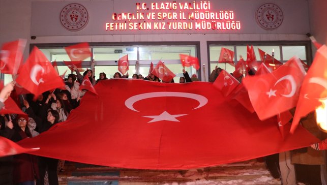 Terör örgütü YPG/SDG yandaşlarının Türk bayrağına saldırısına Elazığ'daki üniversitelilerden tepki