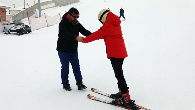 Ağrı’da denetimli serbestlik yükümlülerinin çocuklarına kayak eğitimi desteği