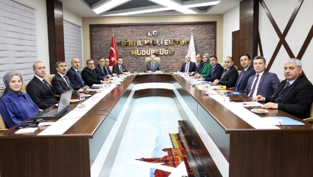 Ağrı Valisi Önder Bozkurt, İl Millî Eğitim Müdürlüğünde eğitim yatırımlarını değerlendirdi