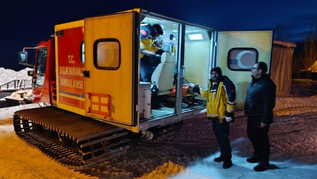 Hamur’da karlı yollar aşıldı, 77 yaşındaki hasta kar paletli ambulansla hastaneye ulaştırıldı