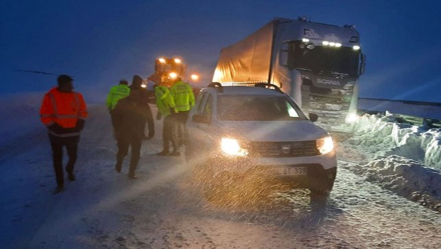 Gizli buzlanma Hamur–Tutak–Patnos yolunda kazalara yol açtı, ekipler gece boyunca sahadaydı