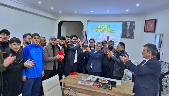 Bornova’daki turnuvada dikkat çeken takım: Ağrı Yukarı Yoldüzü Derneği sporcuları kupayı aldı