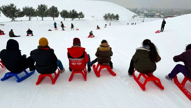 Kar, kızak ve mutluluk: Tutaklı öğrencilerden Küpkıran’da renkli anlar