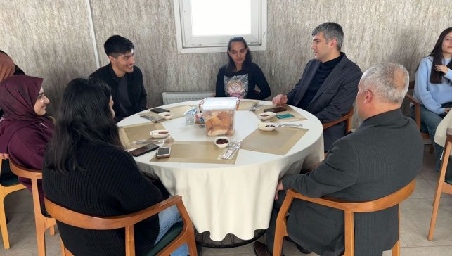 Diyadin Kaymakamı Korkusuz, üniversiteye hazırlanan öğrencilerle kahvaltıda buluştu