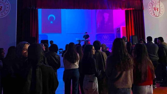 Gençlik merkezinde müzik ve yarışma buluştu, gençler keyifli anlar yaşadı