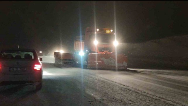 Van'da 341 yerleşim yerinin yolu kapandı