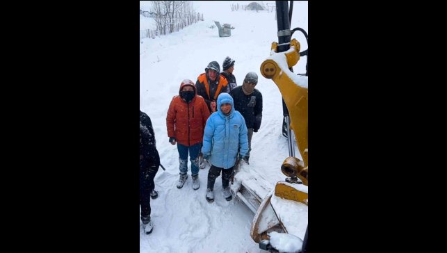 Muş'ta kepçe operatörü çocuklar arasında yürekleri ısıtan diyalog