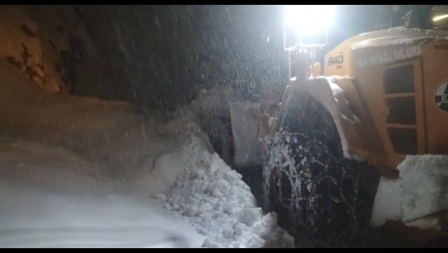 Bitlis-Hizan karayolunda çığ: Ulaşım kontrollü olarak sağlanıyor