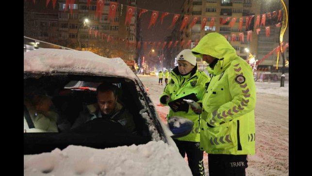 Yeni yılın ilk saatlerinde polis ekiplerinden denetim