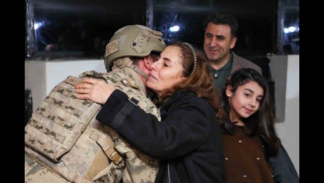 Yılbaşı nöbetinde aile sevinci: Güvenlik kulesinde duygu dolu anlar