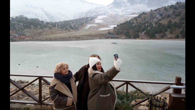 Ardıçlı Gölü buzla kaplandı