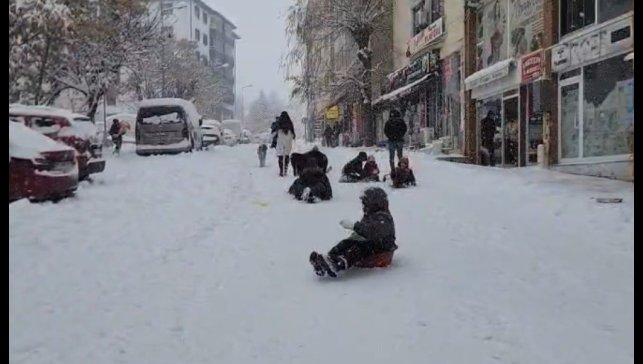 Tunceli'de yılbaşı tatilinin tadını çocuklar çıkarıyor