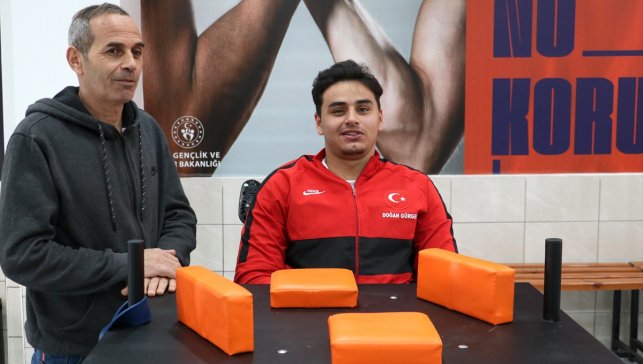 Engelini bilek güreşiyle aşan Doğan, milli formayı hedefliyor