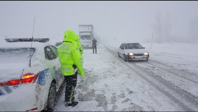 Erzincan-Kemaliye karayolu ağır tonajlı araçlara kapatıldı