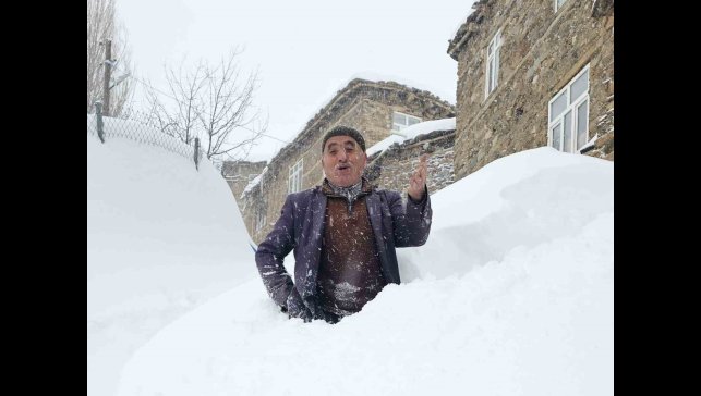 Bahçesaray'da 71 yerleşim yerinin yolu kardan kapalı