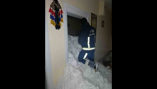 Mahalleye çığ düştü: 1 kişi kayıp, 22 ev boşaltıldı