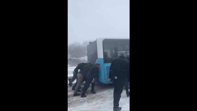 Yolda kalan yolcu otobüsünün yardımına vatandaşlar yetişti