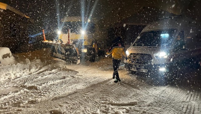 Ağrı'da yolu kardan kapanan köyde hastalanan çocuk hastaneye kaldırıldı