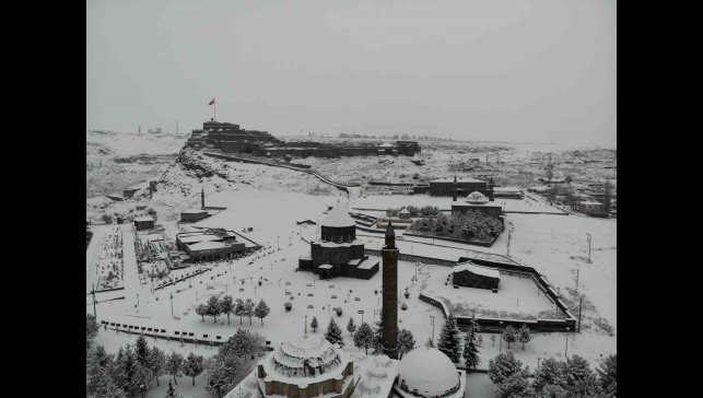 Doğu'nun incisi Kars, beyaz gelinliğini giydi: Beyaza bürünen kent havadan görüntülendi