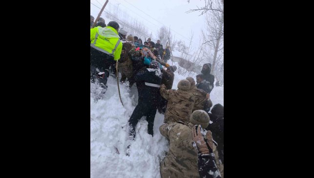 Çatak'ta çığ faciası: Kayıp kadın kurtarıldı