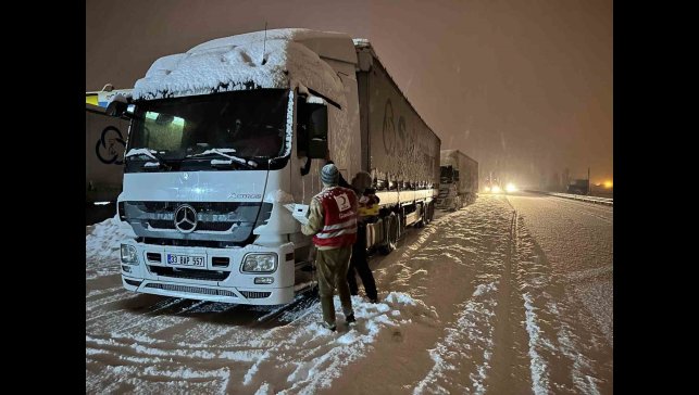 Kızılay'dan Tendürek Geçidi'nde sürücülere sıcak destek