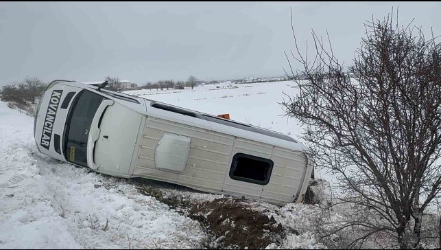 Elazığ'da minibüs şarampole devrildi: 9 yaralı