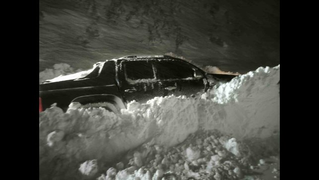 Çığ altında kalan araca 2 saatlik operasyon: Mahsur kalan vatandaşlar kurtarıldı