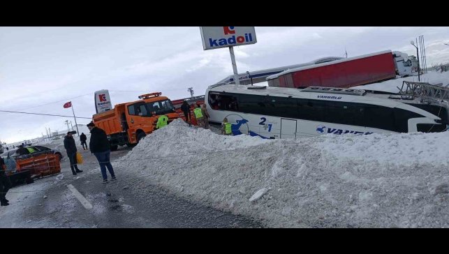 Kar yağışı beraberinde kazayı getirdi: Yolcu otobüsü direğe çarparak durabildi