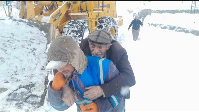 Muş'ta kapalı köy yollarında mahsur kalan hastalar ekiplerce kurtarıldı