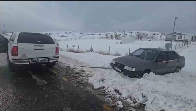 Göreve giden valilik koruma ekibi, yolda kalan vatandaşı kurtardı